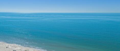 Plage à proximité, chaises longues, serviettes de plage