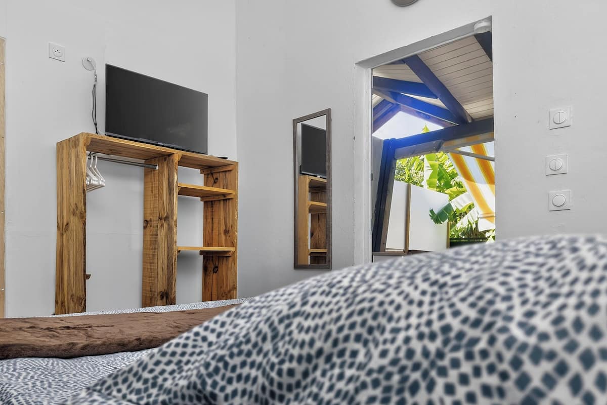 Bungalow, balcon | Espace de travail pour ordinateur portable, fer et planche à repasser