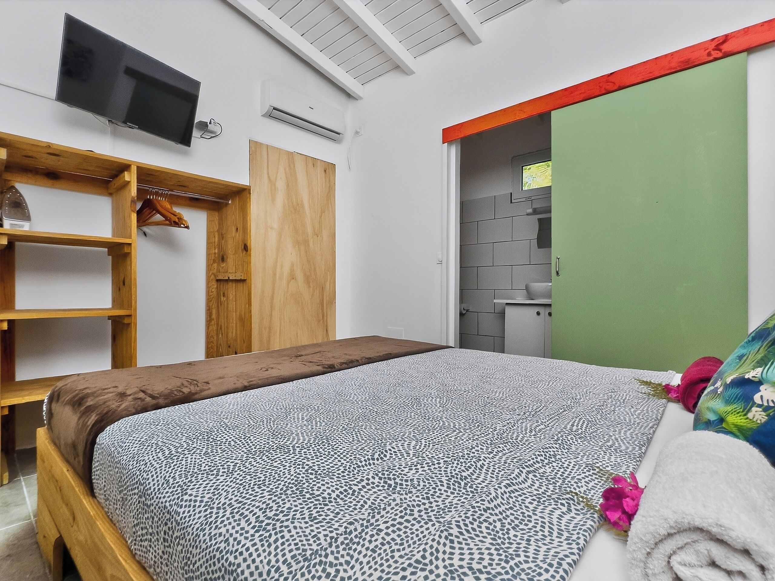 Espace de travail pour ordinateur portable, fer et planche à repasser