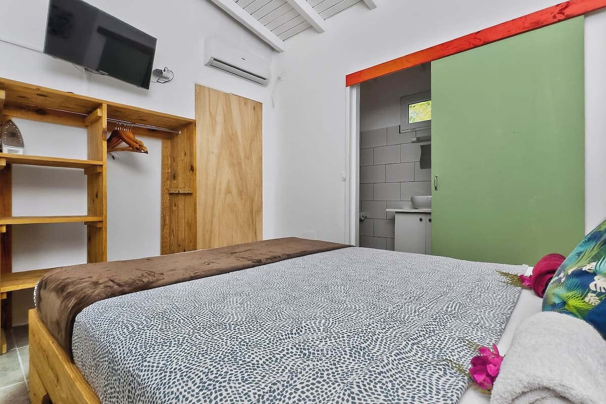 Espace de travail pour ordinateur portable, fer et planche à repasser