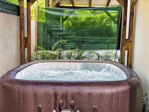 Outdoor spa tub - TERAKOTA Village Créole jacuzzis-plage (Deshaies)