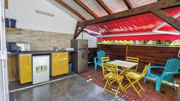 Bungalow, Balcony | Private kitchen | Fridge, microwave, stovetop, cookware/dishes/utensils