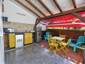 Bungalow, Balcony | Private kitchen | Fridge, microwave, stovetop, cookware/dishes/utensils - TERAKOTA Village Créole jacuzzis-plage (Deshaies)