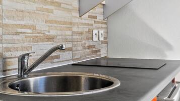 Comfort Bungalow, Balcony | Private kitchen | Fridge, microwave, stovetop, cookware/dishes/utensils