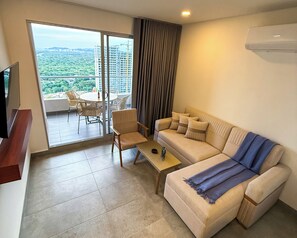 Living area - Top-Floor 1BR Condo , Best Ocean & Sierra Views , Beachfront Pools & Jacuzzi (Santa Marta)