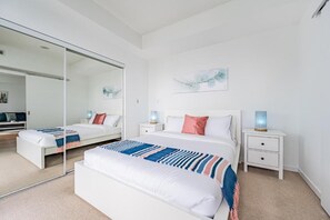 Suite clásica, 1 cama de matrimonio, vistas a la ciudad | Escritorio, tabla de planchar con plancha, wifi gratis