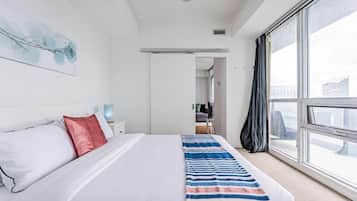 Suite classique, 1 grand lit, vue sur la ville | Bureau, fer et planche à repasser, accès au Wi-Fi (inclus)