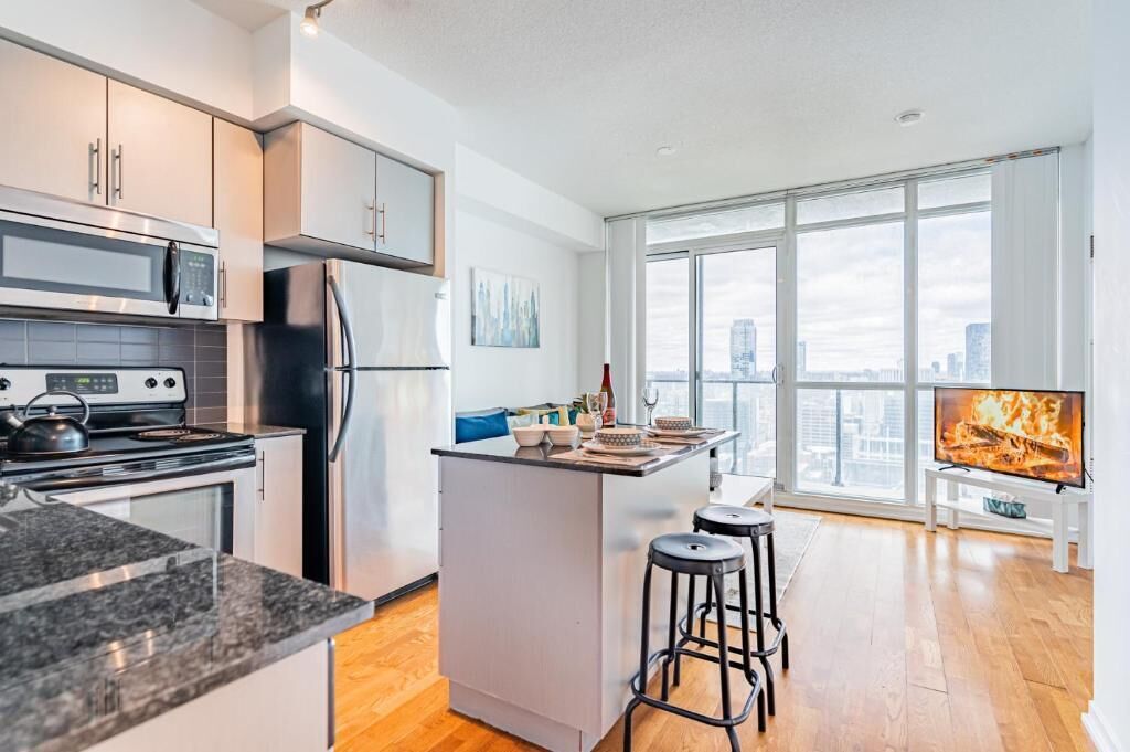 Classic Suite, 1 Queen Bed, City View | In-room dining