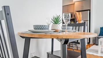 Suite classique, 1 grand lit, vue sur la ville | Repas dans la chambre