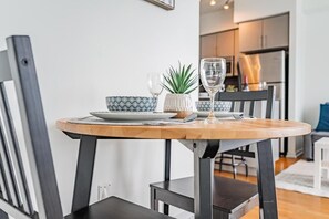 Suite – classic, 1 queensize-seng, byutsikt | Spiseområde på rommet