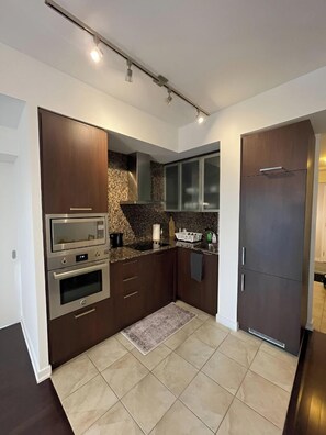 Suite Elite, vistas a la ciudad | Cocina privada | Frigorífico grande, microondas, horno y lavavajillas