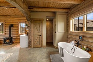 Regadera, secadora de cabello, toallas, jabón 