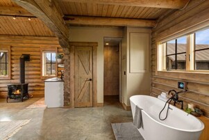 Ducha, secador de pelo, toallas, jabón