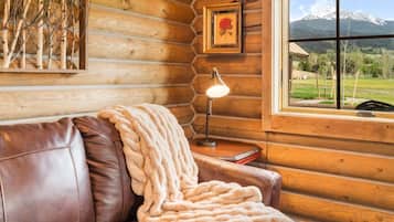 Classic Suite, Mountain View | Living area