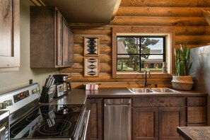 Deluxe House, Mountain View | Private kitchen | Microwave, coffee/tea maker, toaster, cookware/dishes/utensils - Copper Rose Ranch (Livingston)