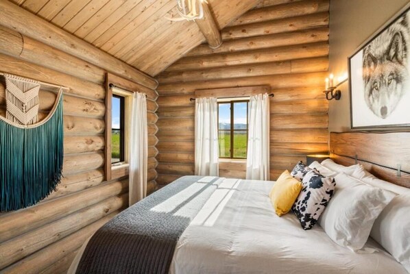 Comfort Cabin, Mountain View | Blackout drapes, free WiFi