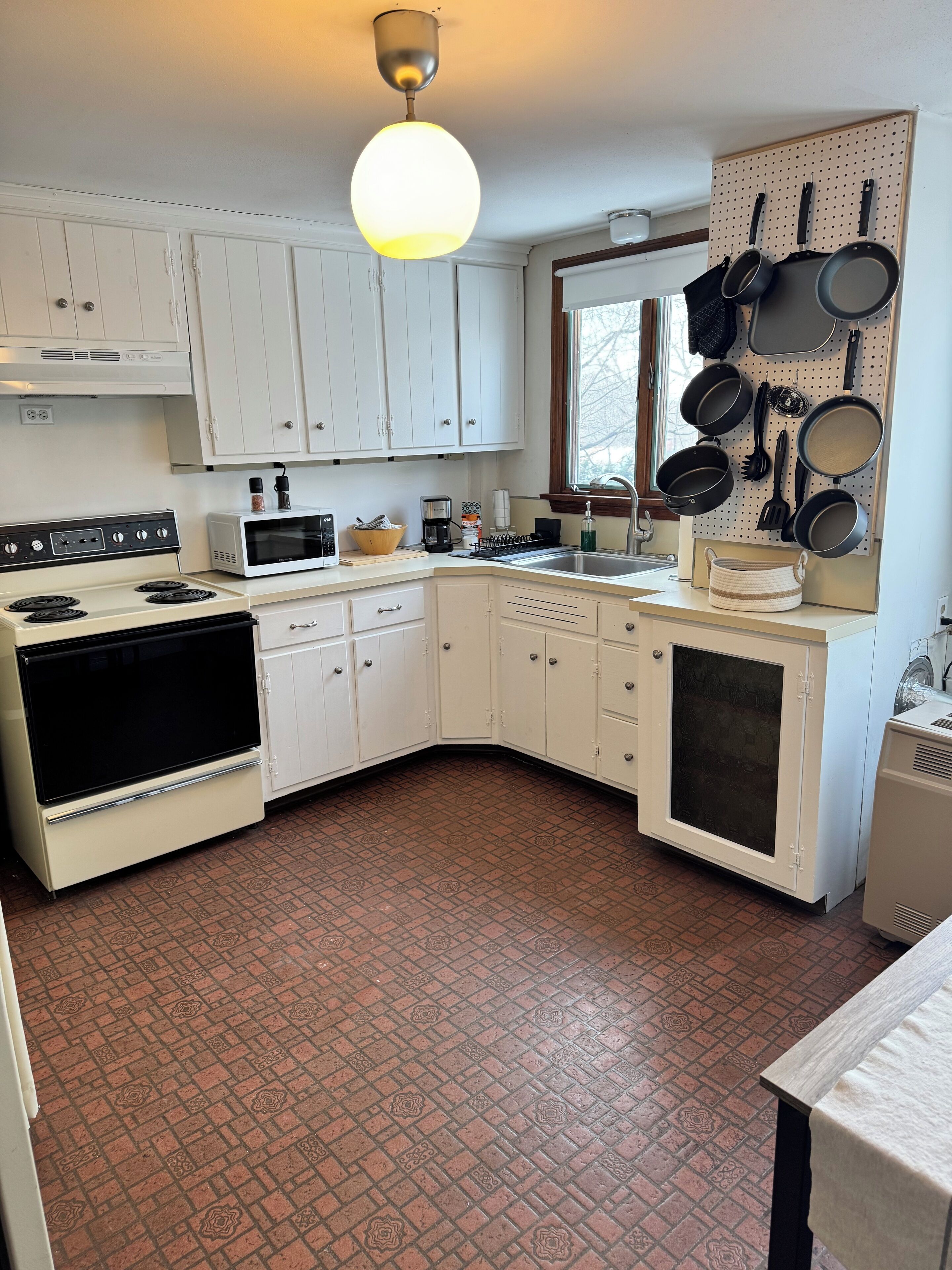 Een microgolfoven, een oven, een kookplaat