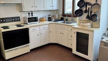 Een microgolfoven, een oven, een kookplaat