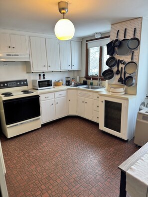 Een microgolfoven, een oven, een kookplaat