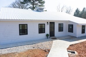 Exterior - Cozy 1-bedroom modern barn in wonderful Carrollton near UWG and South Wire (Carrollton)