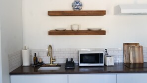 Refrigerador, microondas, parrilla de estufa y cafetera y tetera 