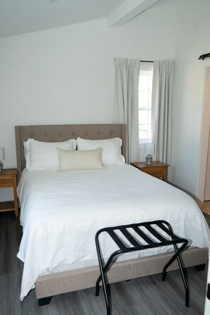 Desk, iron/ironing board, WiFi, bed sheets - Cozy 1-bedroom modern barn in wonderful Carrollton near UWG and South Wire (Carrollton)