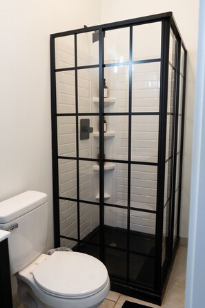 Shower, hair dryer, towels, soap - Cozy 1-bedroom modern barn in wonderful Carrollton near UWG and South Wire (Carrollton)