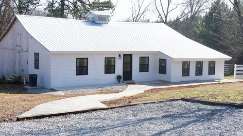 Cozy 1-bedroom modern barn in wonderful Carrollton near UWG and South Wire