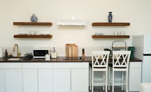 Fridge, microwave, stovetop, coffee/tea maker - Cozy 1-bedroom modern barn in wonderful Carrollton near UWG and South Wire (Carrollton)