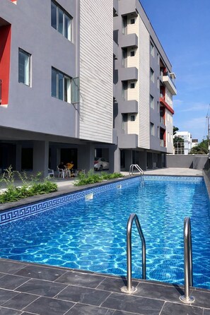 Outdoor pool - Hibernate - 2 Bedroom Apartment - VI (Lagos)