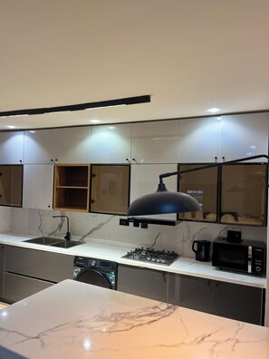 Private kitchen - Hibernate - 2 Bedroom Apartment - VI (Lagos)