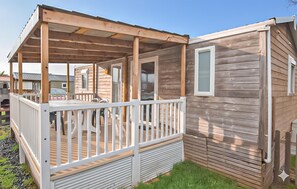 A mobile home with a wooden deck and a covered porch. - Mobile-home proche mer 400m (Grandcamp-Maisy)