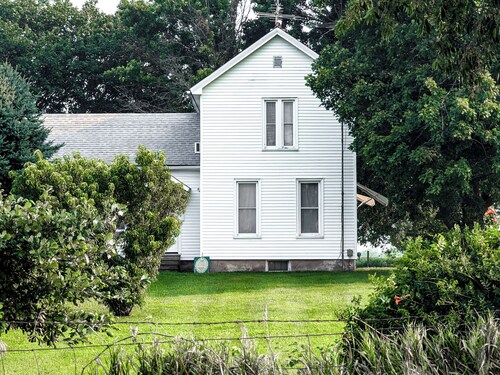 Grandma Moo's Farmhouse: family friendly, rustic getaway near Galesburg.