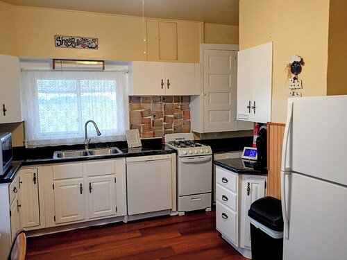 Grandma Moo's Farmhouse: family friendly, rustic getaway near Galesburg.