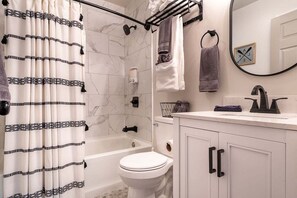 Douche, sèche-cheveux, serviettes fournies