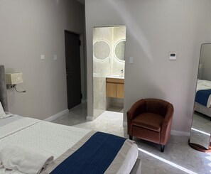 1 bedroom, iron/ironing board, Internet, bed sheets - Cozy hotel room with easy access to beaches, shopping, nightlife, and more (Gros Islet)