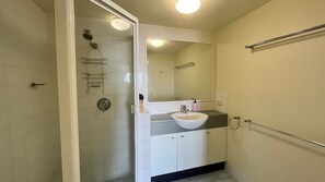 Shower, towels - Highpoint Unit 2, 35 Maltman Street, Kings Beach (Kings Beach)