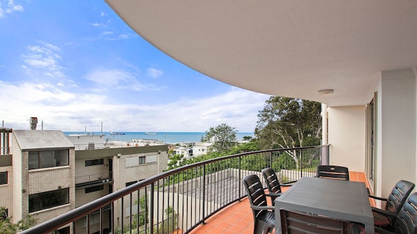 Outdoor dining - Highpoint Unit 2, 35 Maltman Street, Kings Beach (Kings Beach)