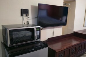 Escritorio, wifi gratis y ropa de cama 