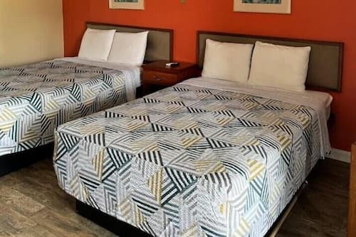 Habitación básica, para no fumadores (2 Full Beds) | Escritorio, wifi gratis y ropa de cama
