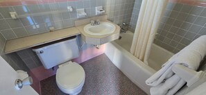 Kostenlose Toilettenartikel, Haartrockner, Handtücher