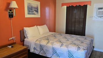 Habitación básica, 1 cama Queen size, para no fumadores | Escritorio, wifi gratis y ropa de cama