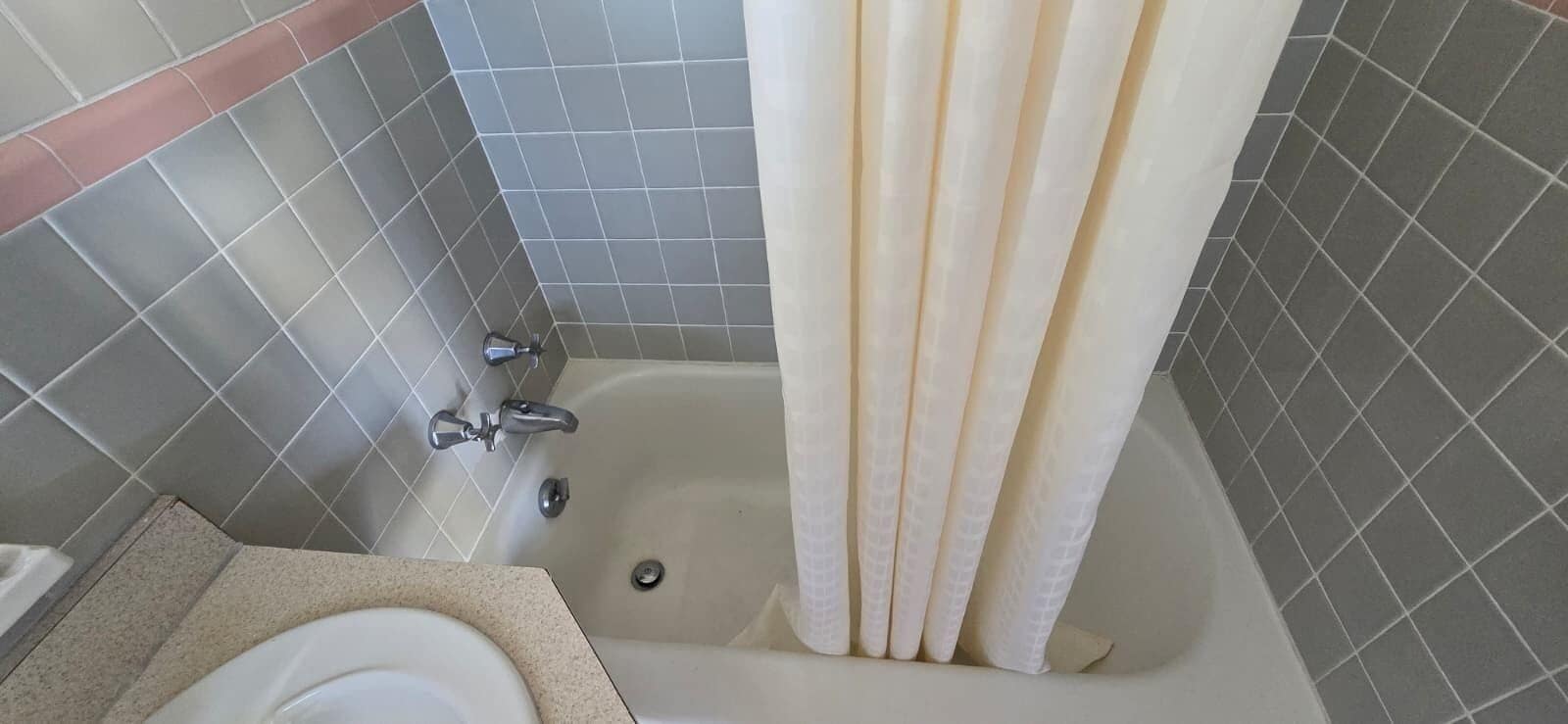 Ilmaiset hygieniatuotteet, hiustenkuivaaja, pyyhkeet