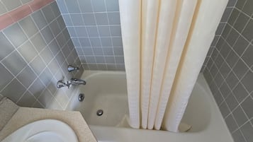 Ilmaiset hygieniatuotteet, hiustenkuivaaja, pyyhkeet