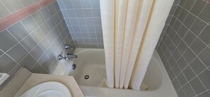 Artículos de higiene personal gratuitos, secador de pelo y toallas