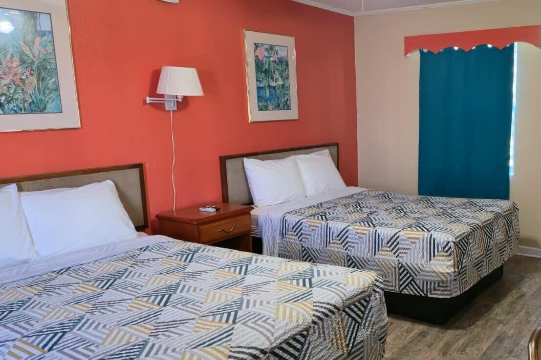 Escritorio, wifi gratis y ropa de cama 