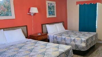 Escritorio, wifi gratis y ropa de cama