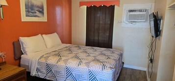 Escritorio, wifi gratis y ropa de cama 