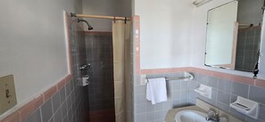 Perlengkapan mandi gratis, pengering rambut,  dan handuk