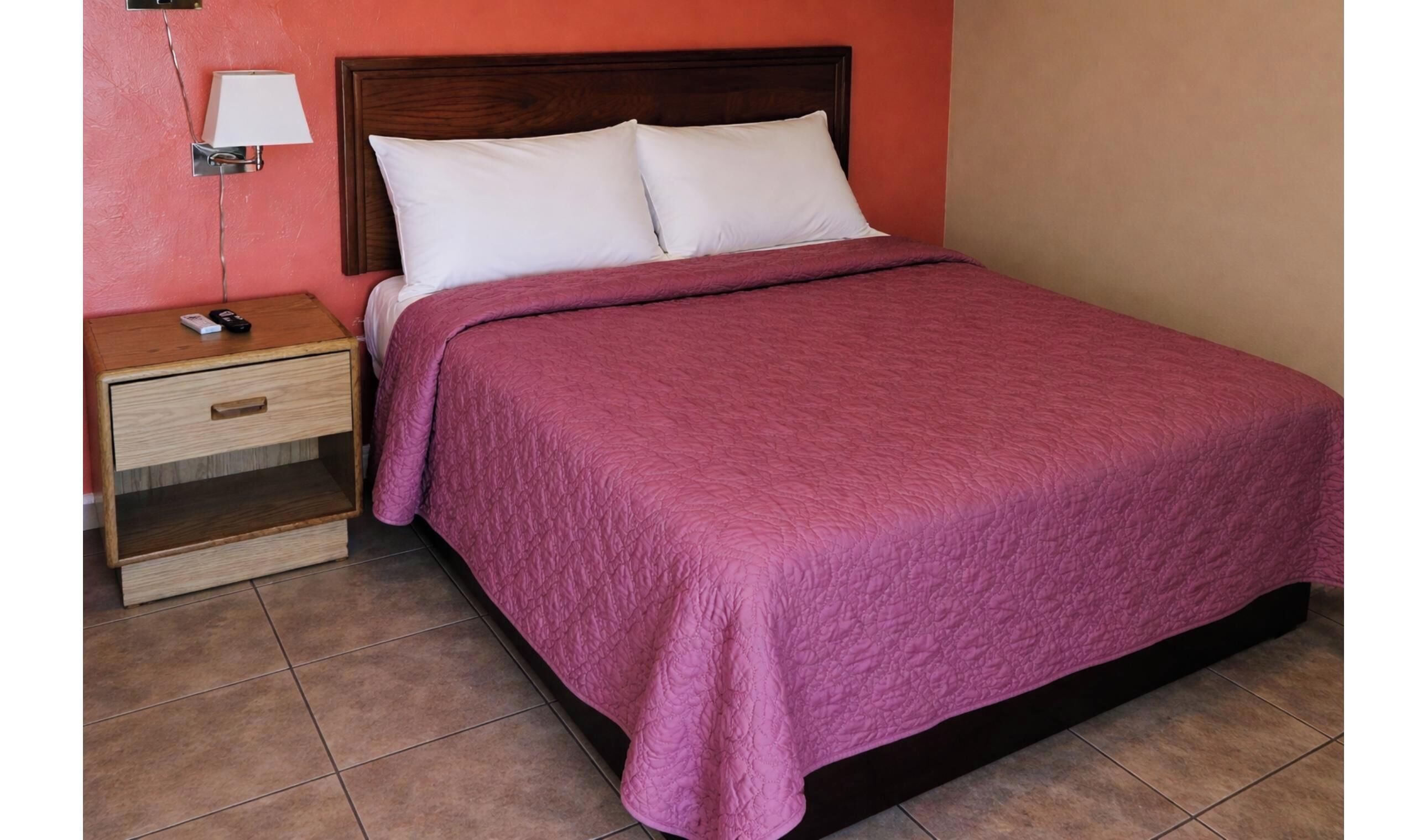 Quarto básico, para não fumantes (Full Bed) | Escrivaninha, Wi-Fi de cortesia, roupa de cama